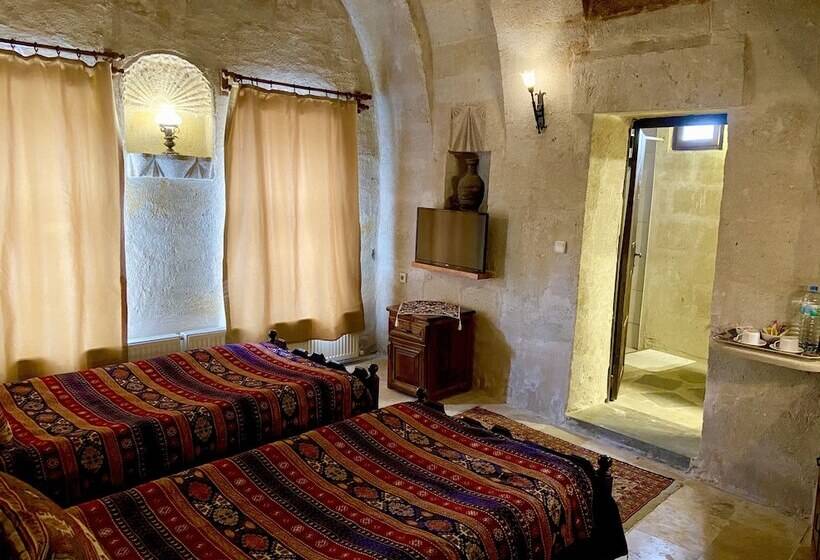 غرفة سوبيريور, The Village Cave