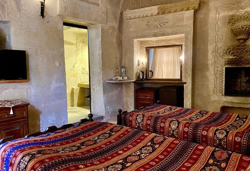 غرفة سوبيريور, The Village Cave