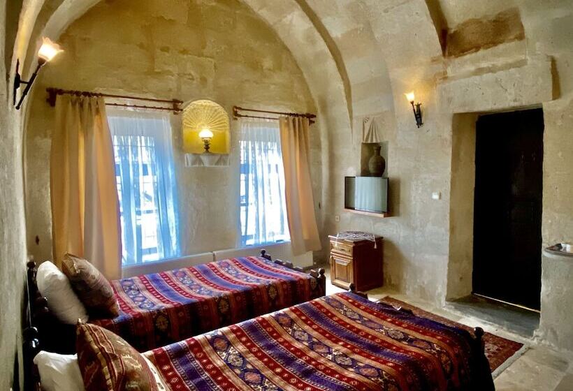 غرفة سوبيريور, The Village Cave