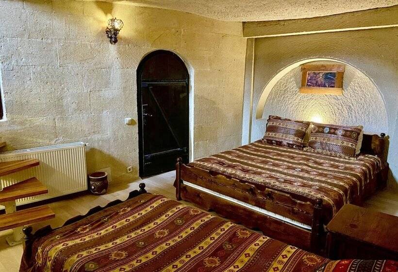 غرفة قياسية مزوَّدة بتراس, The Village Cave