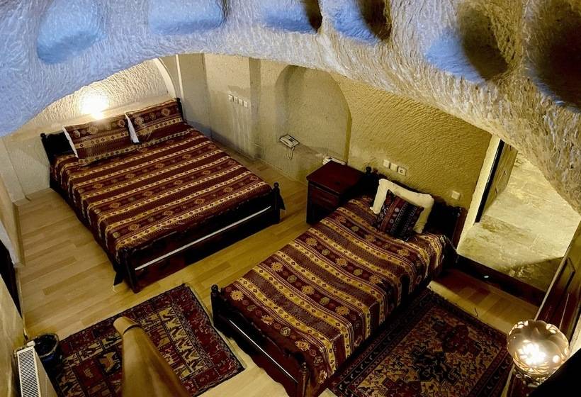 غرفة قياسية مزوَّدة بتراس, The Village Cave