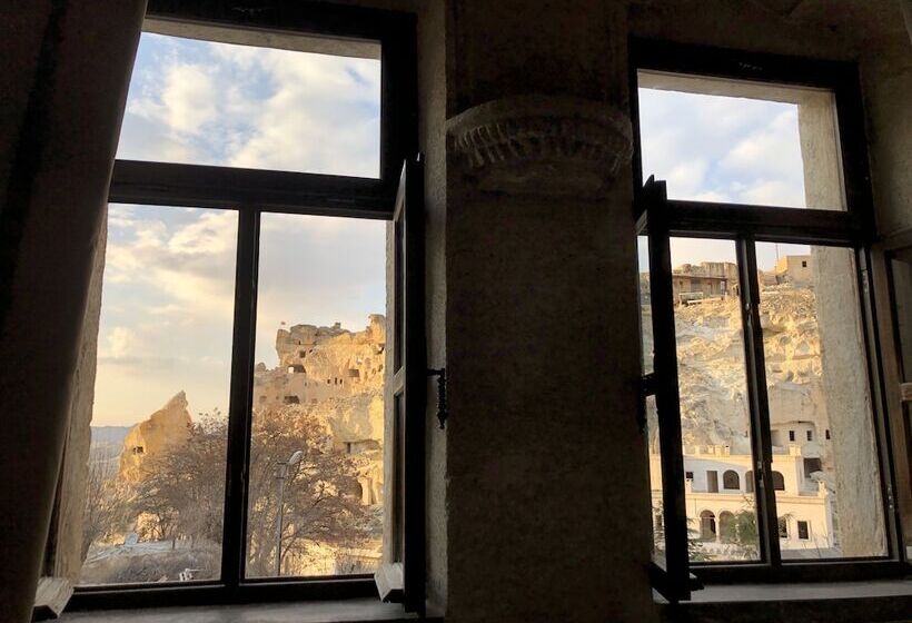 غرفة قياسية, The Village Cave