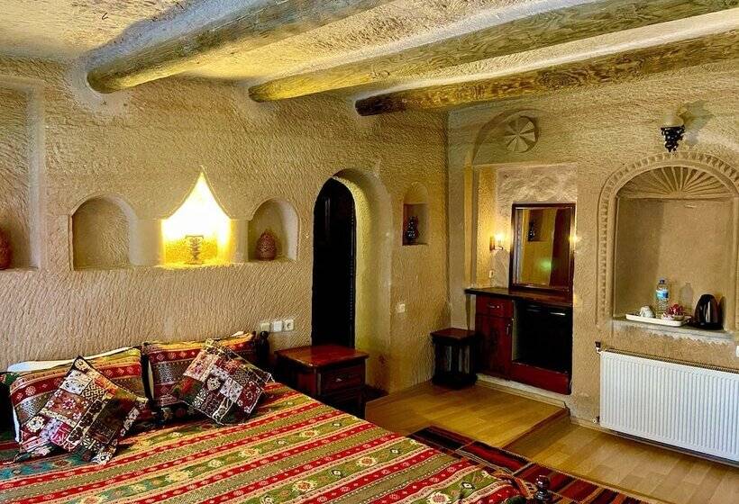 غرفة قياسية, The Village Cave