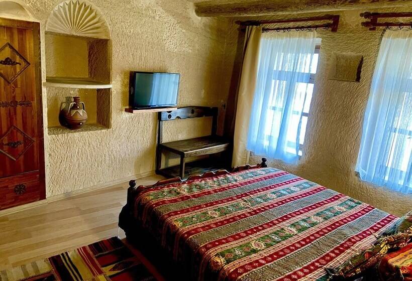 غرفة قياسية, The Village Cave