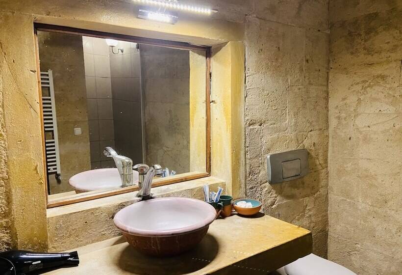 غرفة قياسية, The Village Cave