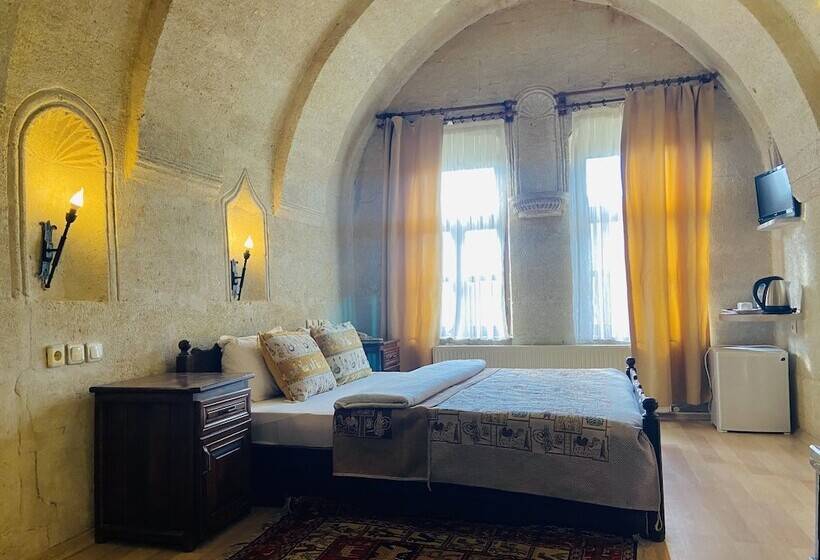 غرفة قياسية, The Village Cave