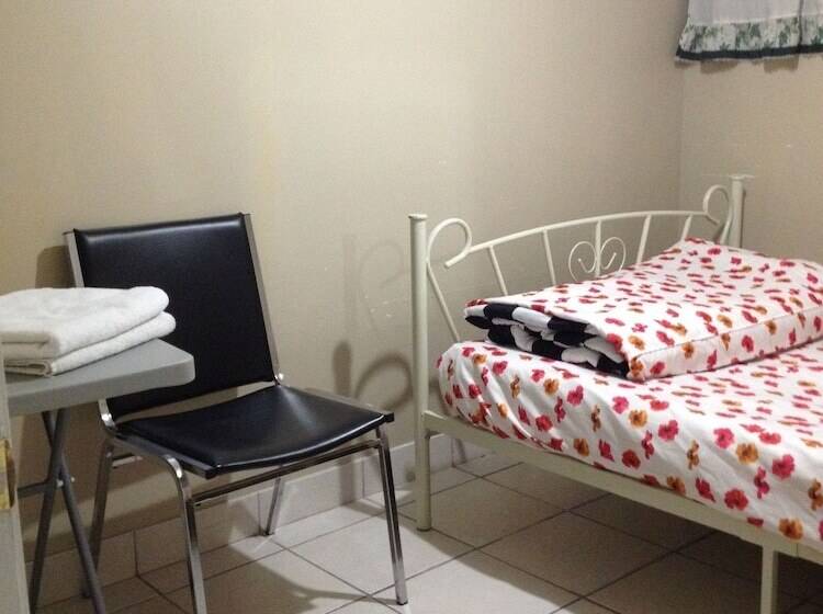 标准间, Toronto Travellers Home