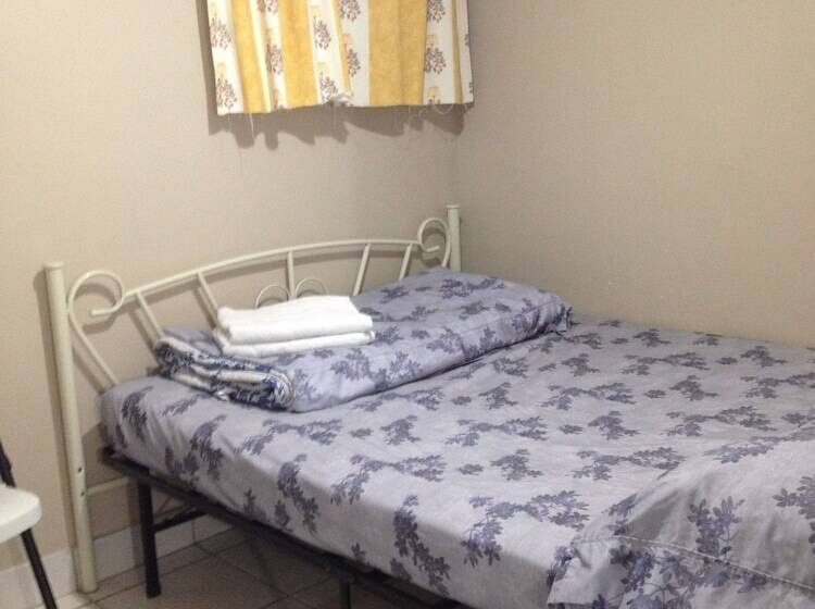 标准间, Toronto Travellers Home