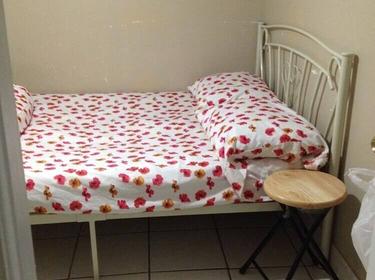 标准单人间, Toronto Travellers Home