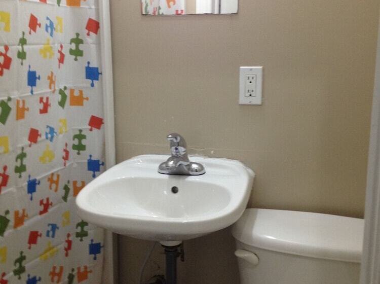 标准三人间, Toronto Travellers Home