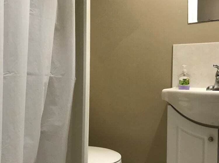 标准三人间, Toronto Travellers Home