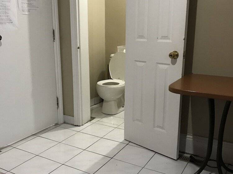 标准三人间, Toronto Travellers Home