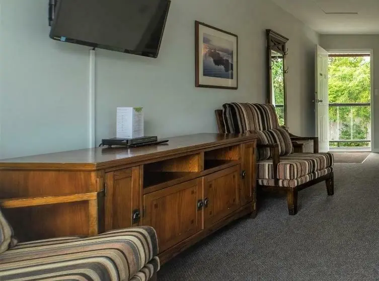 オーシャンビュースタンダードルームバルコニー付き, Tofino Motel Harborview