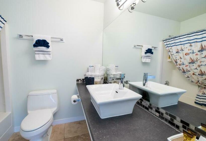 חדר סטנדרט נוף לים עם מרפסת, Tofino Motel Harborview