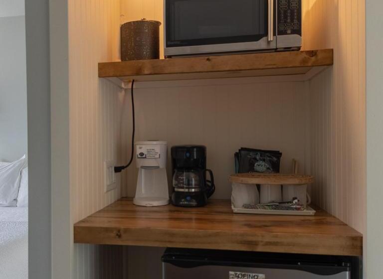 חדר סטנדרט מותאם לאדם עם מוגבלויות, Tofino Motel Harborview