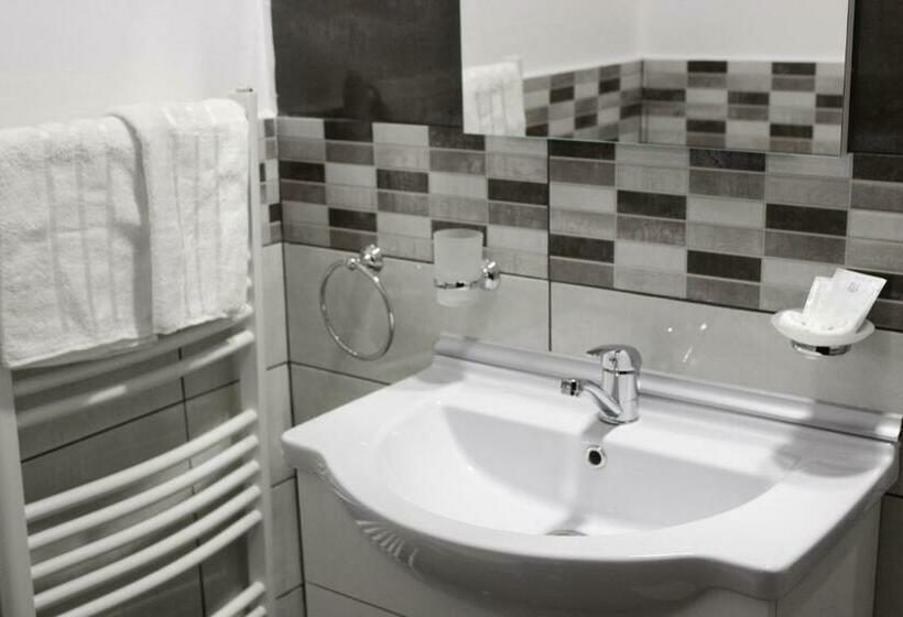 スタンダードスタジオ, La Livada