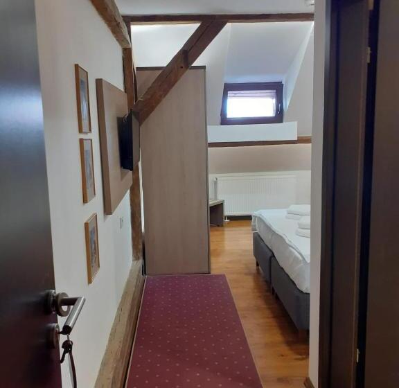 اتاق اکونومی, Teatro