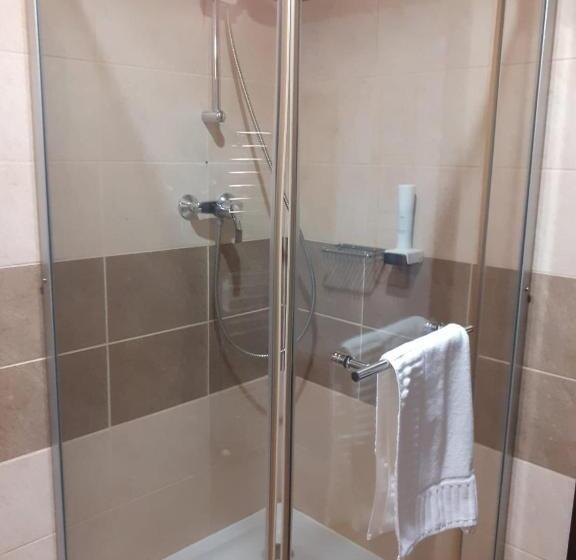 اتاق اکونومی, Teatro