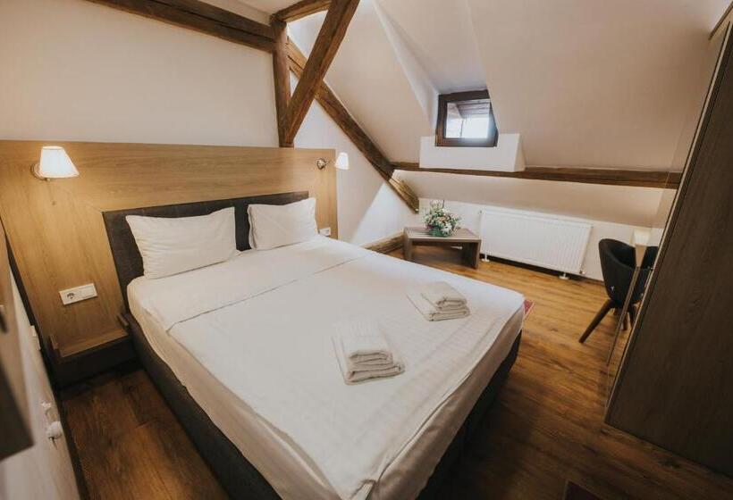 اتاق اکونومی, Teatro