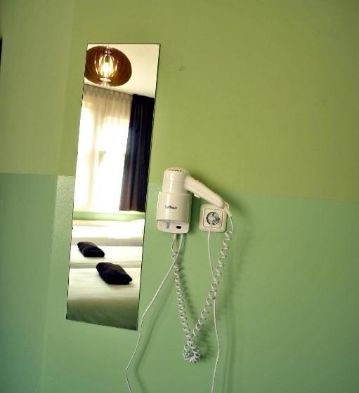 اتاق استاندارد سه تخته با سرویس بهداشتی مشترک, Abba