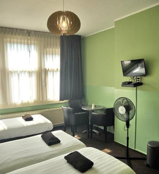 اتاق استاندارد سه تخته با سرویس بهداشتی مشترک, Abba