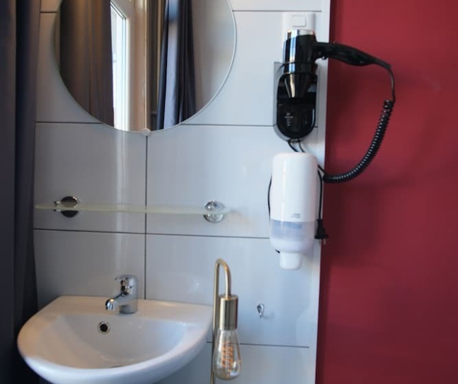 اتاق استاندارد یک تخته با سرویس بهداشتی مشترک, Abba