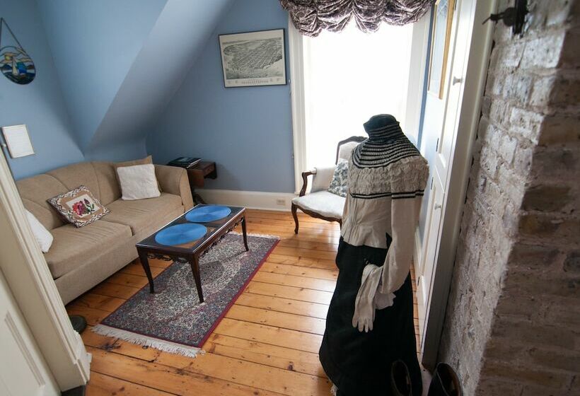 غرفة عائلية, Shipwright Inn