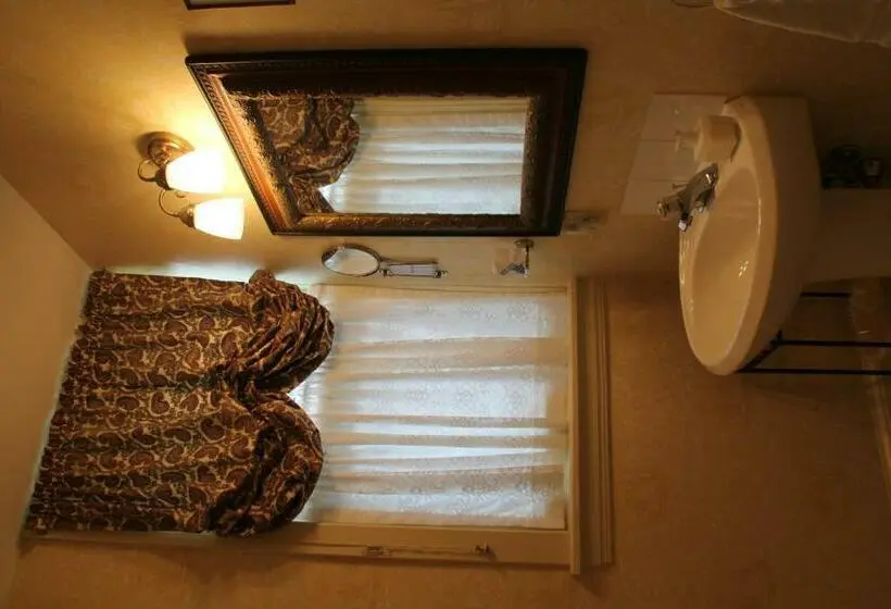 اتاق خانوادگی, Shipwright Inn
