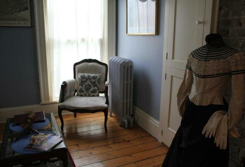 غرفة عائلية, Shipwright Inn