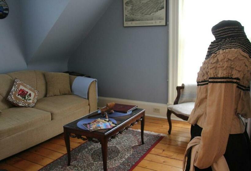 غرفة عائلية, Shipwright Inn