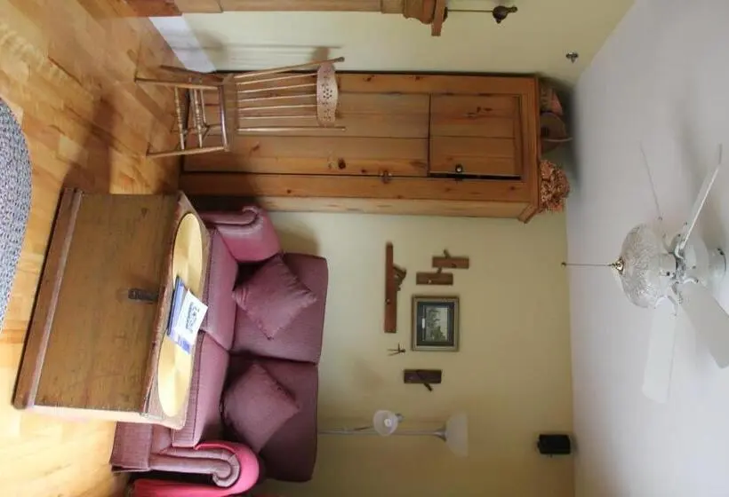 سوئیت با تخت بزرگ, Shipwright Inn