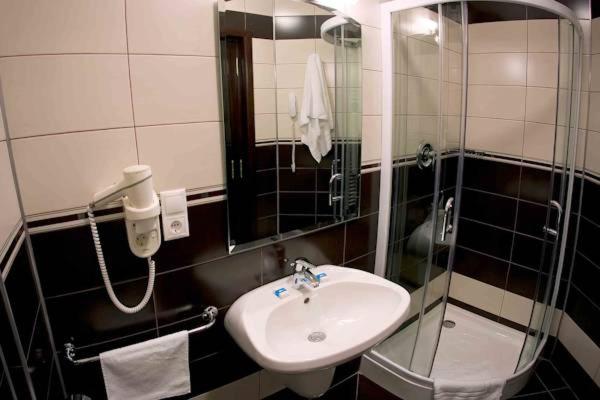 标准三人间, Astoria