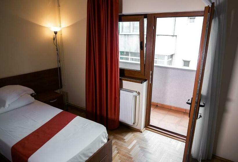 חדר סטנדרט לשלושה, Complex Ramiro