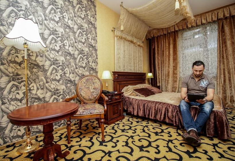 جناح جونيور, Deluxe Hotel Kupava