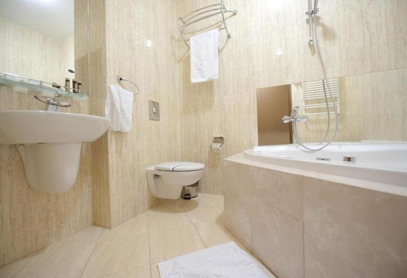 جناح جونيور, Deluxe Hotel Kupava