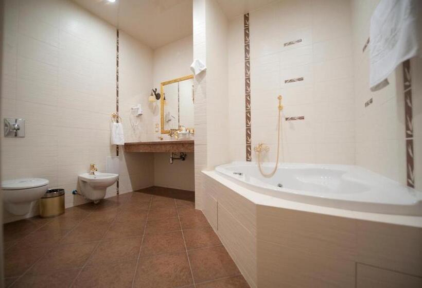 جناح, Deluxe Hotel Kupava