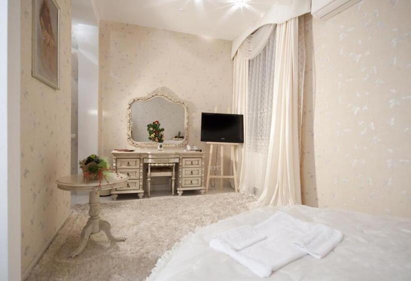 جناح, Deluxe Hotel Kupava