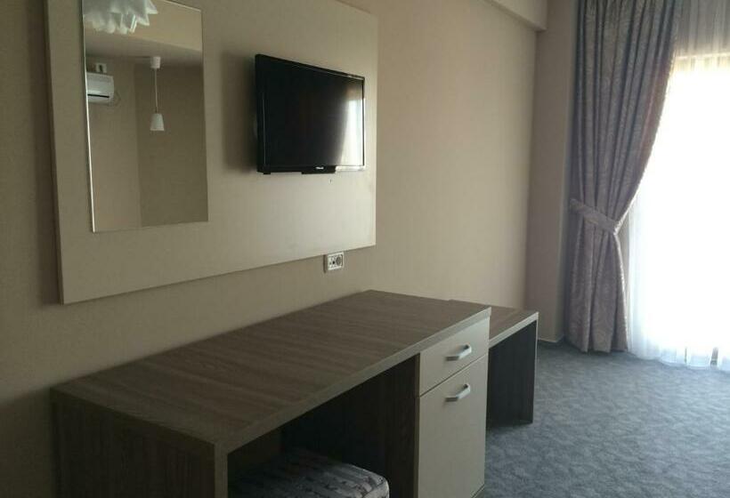 اتاق خانوادگی, Lucas Boutique