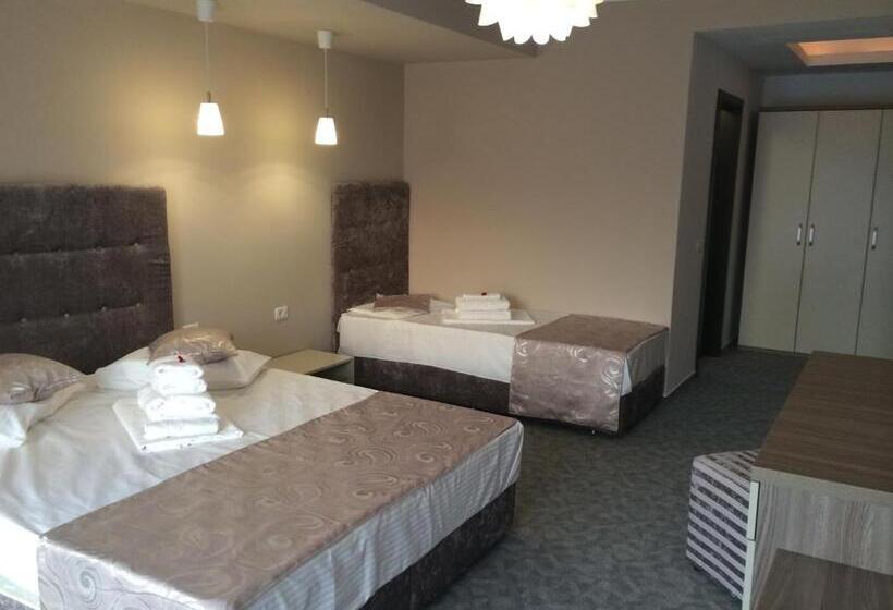 اتاق خانوادگی, Lucas Boutique