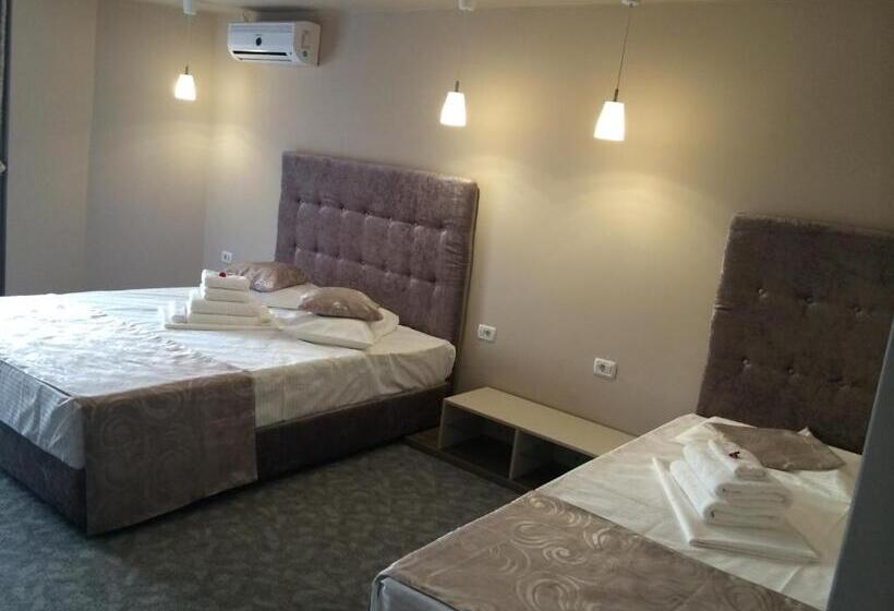 اتاق خانوادگی, Lucas Boutique