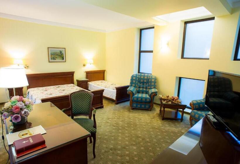 Трехместный Номер Deluxe, Maria