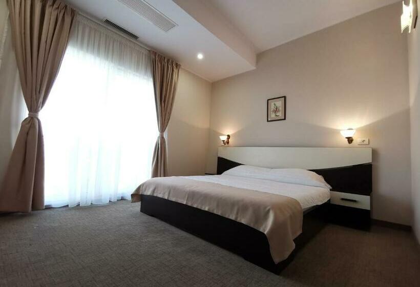 スタンダードルーム, New Derby