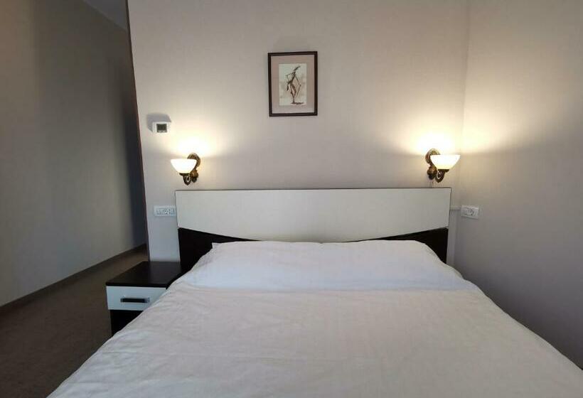 スタンダードルーム, New Derby