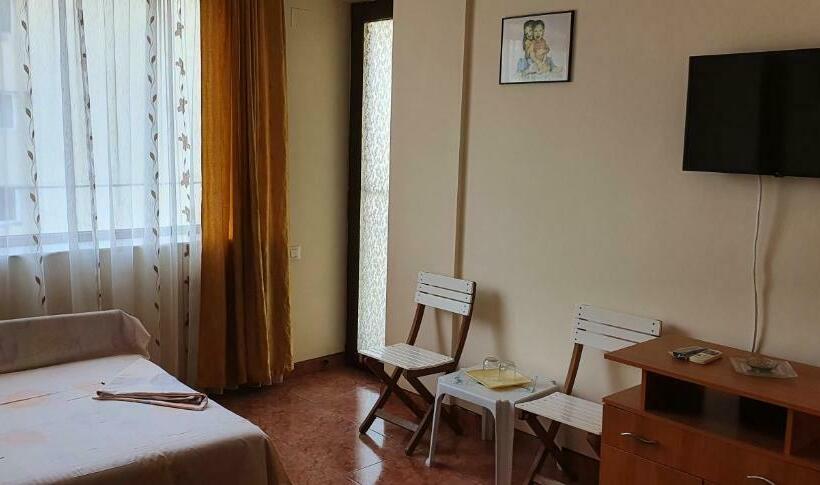 חדר משפחתי, Vila Raduinea