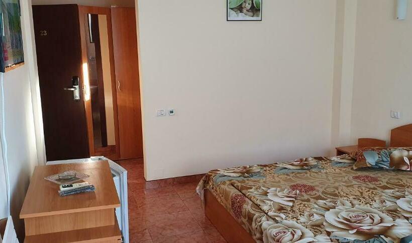 חדר משפחתי, Vila Raduinea