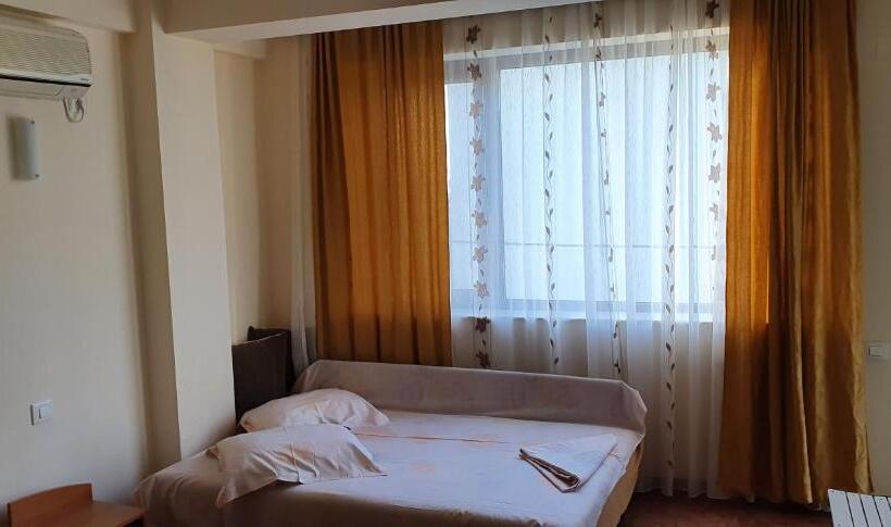 חדר משפחתי, Vila Raduinea