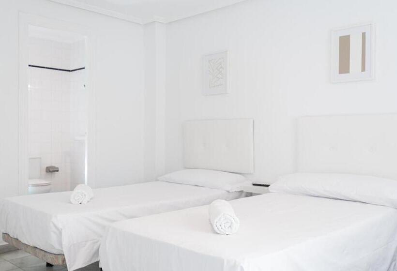 Четырехместный Номер Стандарт, Hostal Alicia