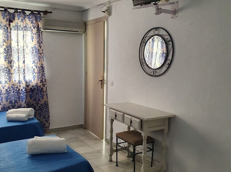 스탠다드 트리플 룸, Hostal Alicia