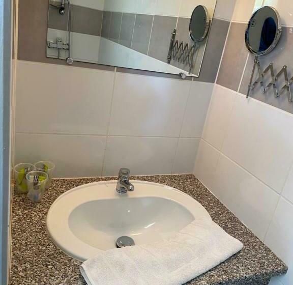 غرفة قياسية ثلاثية, Logis Hôtel La Chaumière