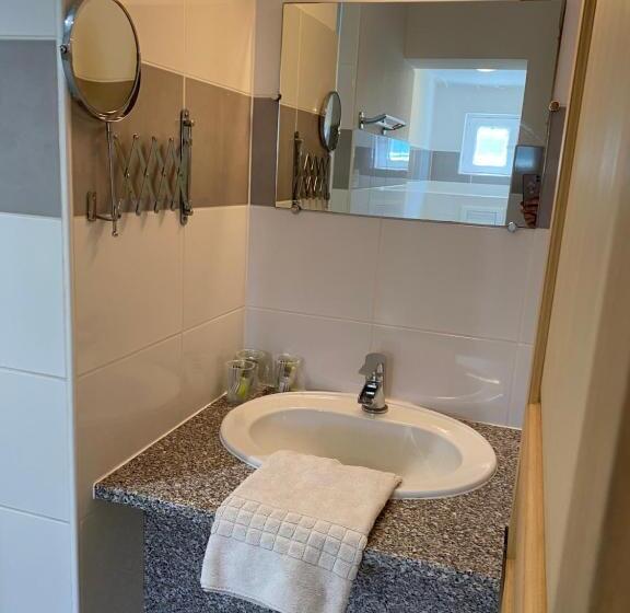 غرفة كومفورت ثلاثية, Logis Hôtel La Chaumière